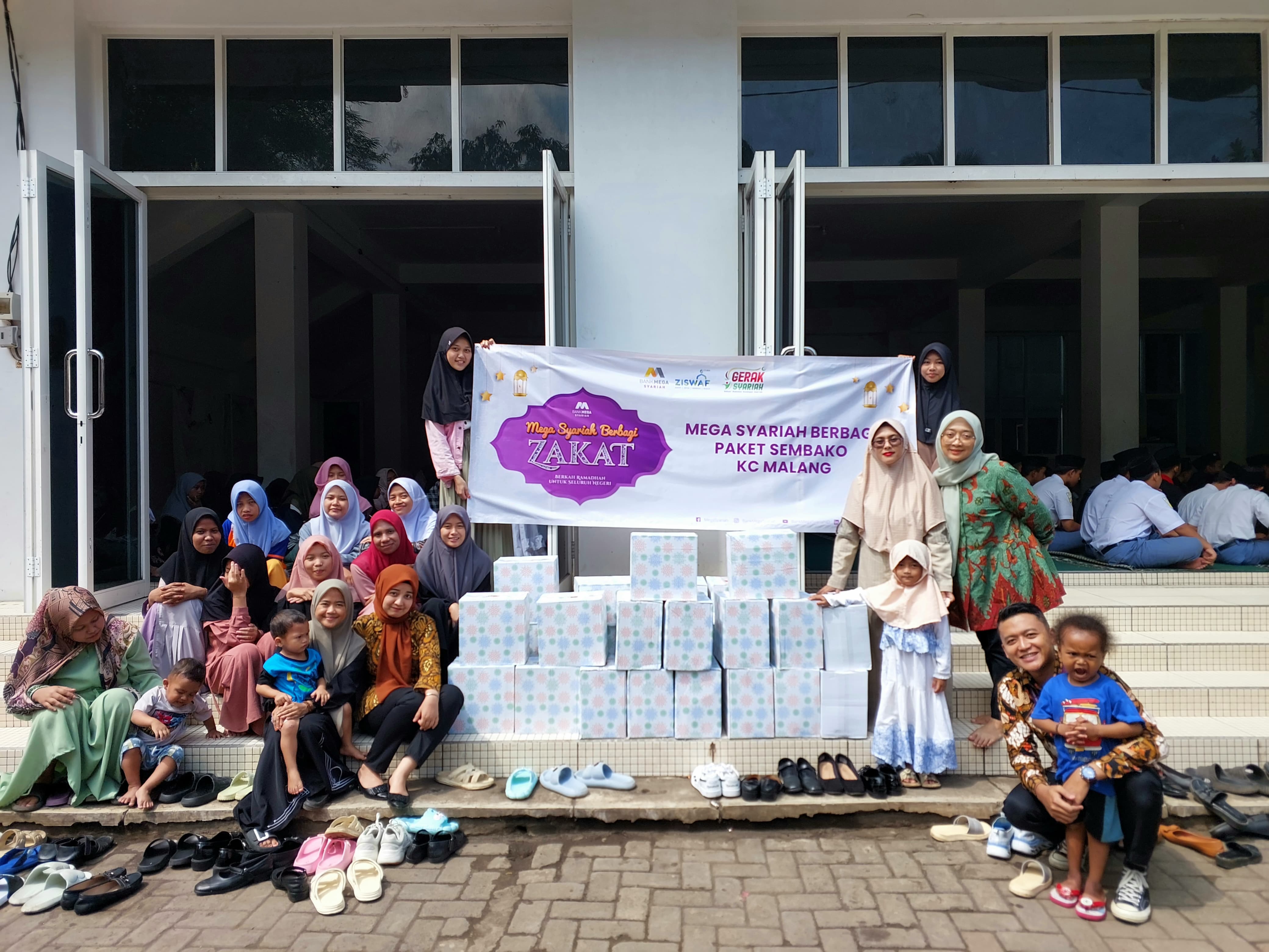 Bank Mega Syariah menyalurkan 5.800 paket sembako di 41 kota.