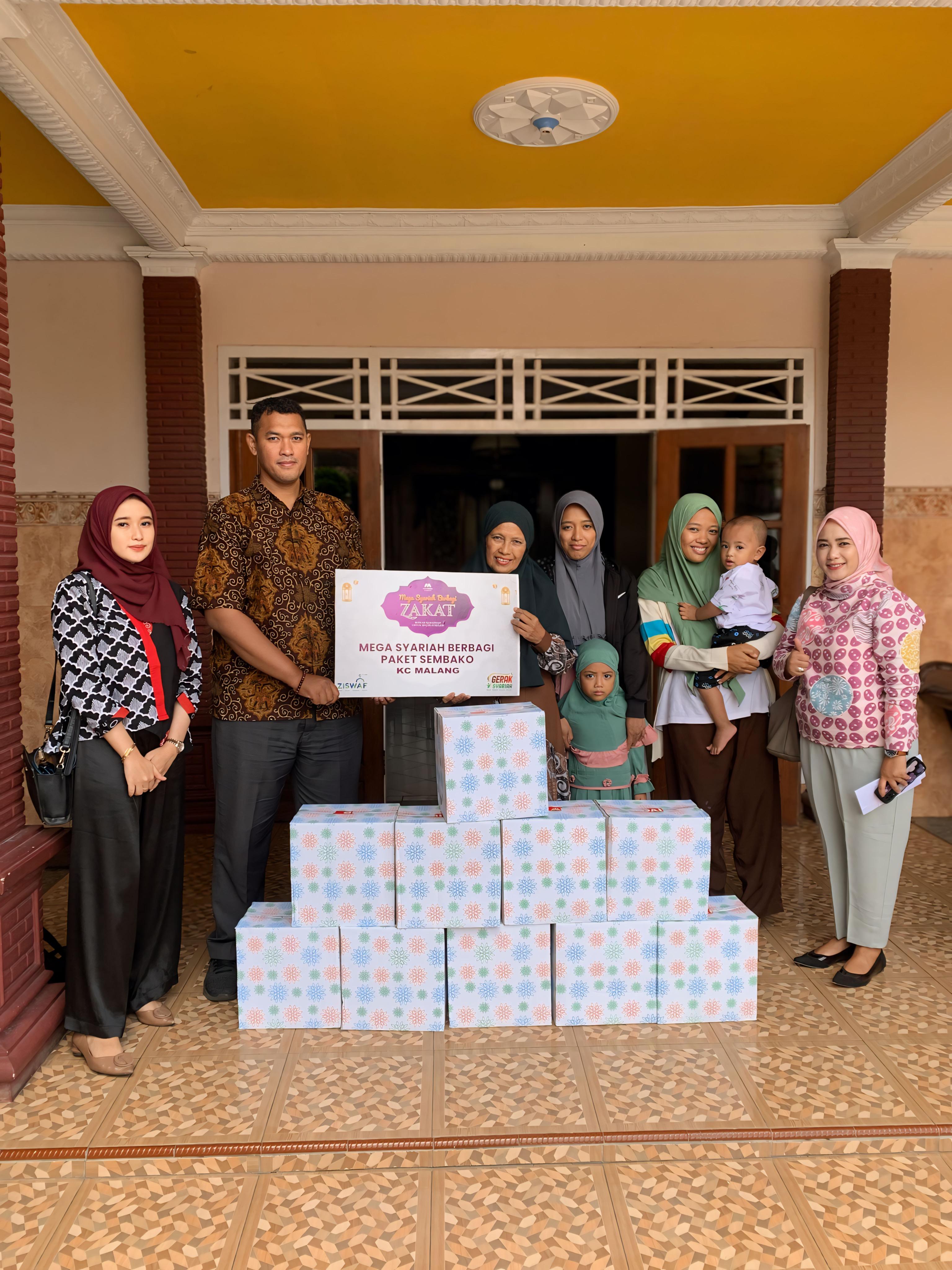 Bank Mega Syariah menyalurkan 5.800 paket sembako di 41 kota.