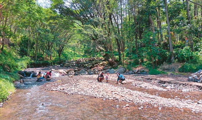 WISATA MURAH: Wisatawan bermain air di Bumi Perkemahan Bedengan, Desa Selorejo, Kecamatan Dau
