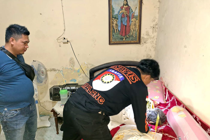 Pemeriksaan forensik oleh Polres Malang di lokasi pembunuhan Agus.  Dua pelaku yang diduga menusuk leher Agus dan menganiaya Esther di rumah Jalan Anggodo Pakis telah tertangkap