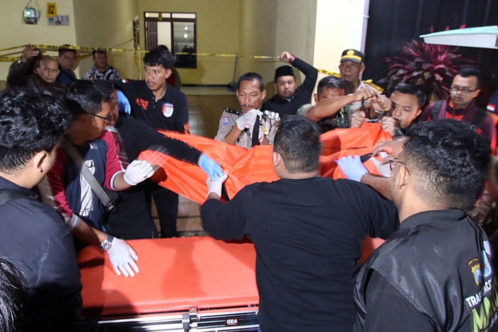 Korban meninggal dalam perampokan Pakis Malang diangkut ke ambulans