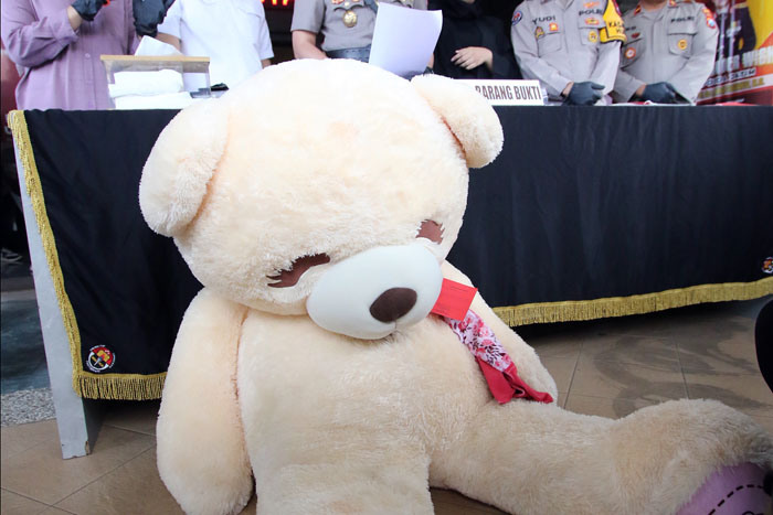 Barang bukti boneka dari anak balita yang disiksa baby sitter dalam rilis di Polresta Malang Kota