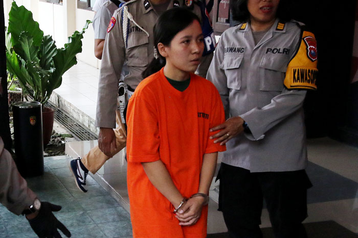 Tersangka Indah Permatasari, 27, resmi ditahan Polresta Malang Kota setelah menganiaya anak dari Selebgram Aghnia Punjabi sampai babak belur