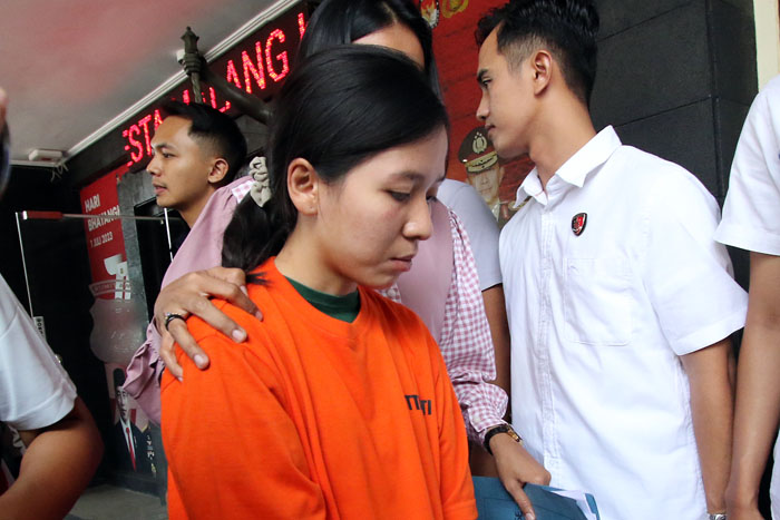 Indah Permatasari, tersangka penganiayaan anak balita dari Selebgram Aghnia Punjabi saat digiring oleh penyidik Polresta Malang Kota