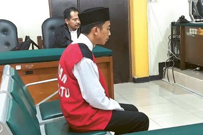 TERIMA HUKUMAN: Adi Santoso, 26, warga Desa Torongrejo, Kecamatan  Junrejo, Kota Batu mendapat vonis dua tahun dari PN Malang kemarin