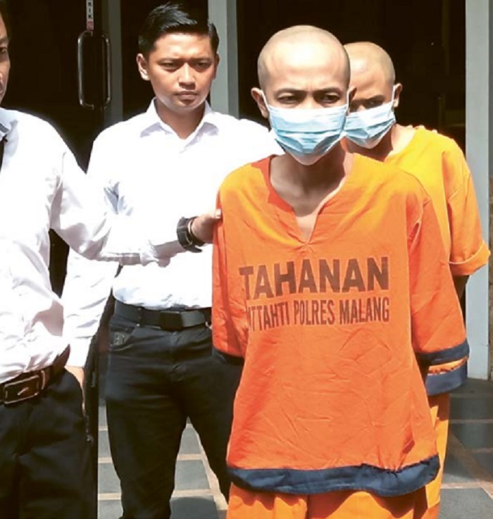 SADIS:  Wakhid  Hasyim  Afandid dan  M. Iqbal  Faisal Amir  dipamerkan  ke hadapan  awak media  di Mapolres  Malang  kemarin  (3/4)