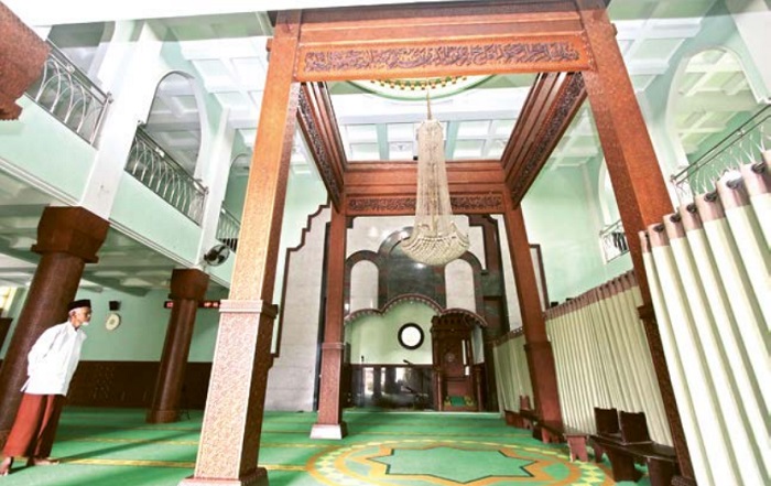 BANGUNAN KUNO: Takmir Mohammad  Sholeh memmperlihatkan pilar Masjid  Bungkuk yang masih kokoh, meski sudah  berusia 189 tahun