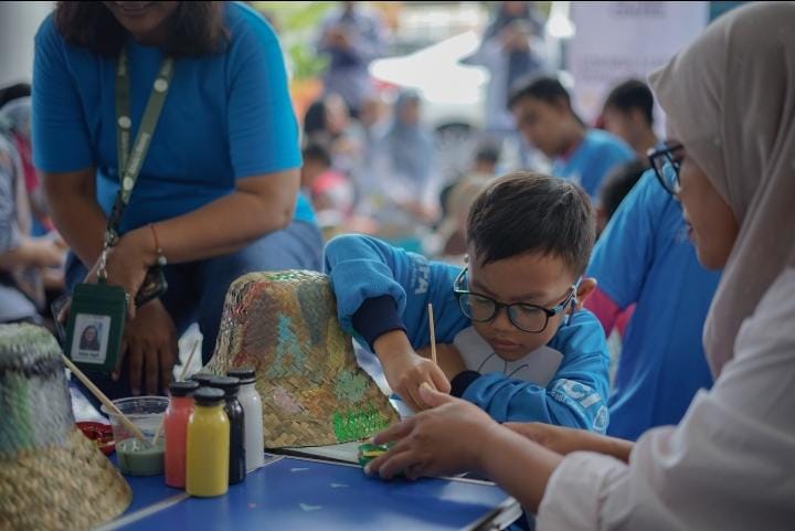 SERU: Anak-anak tengah melukis di bidang yang telah disediakan