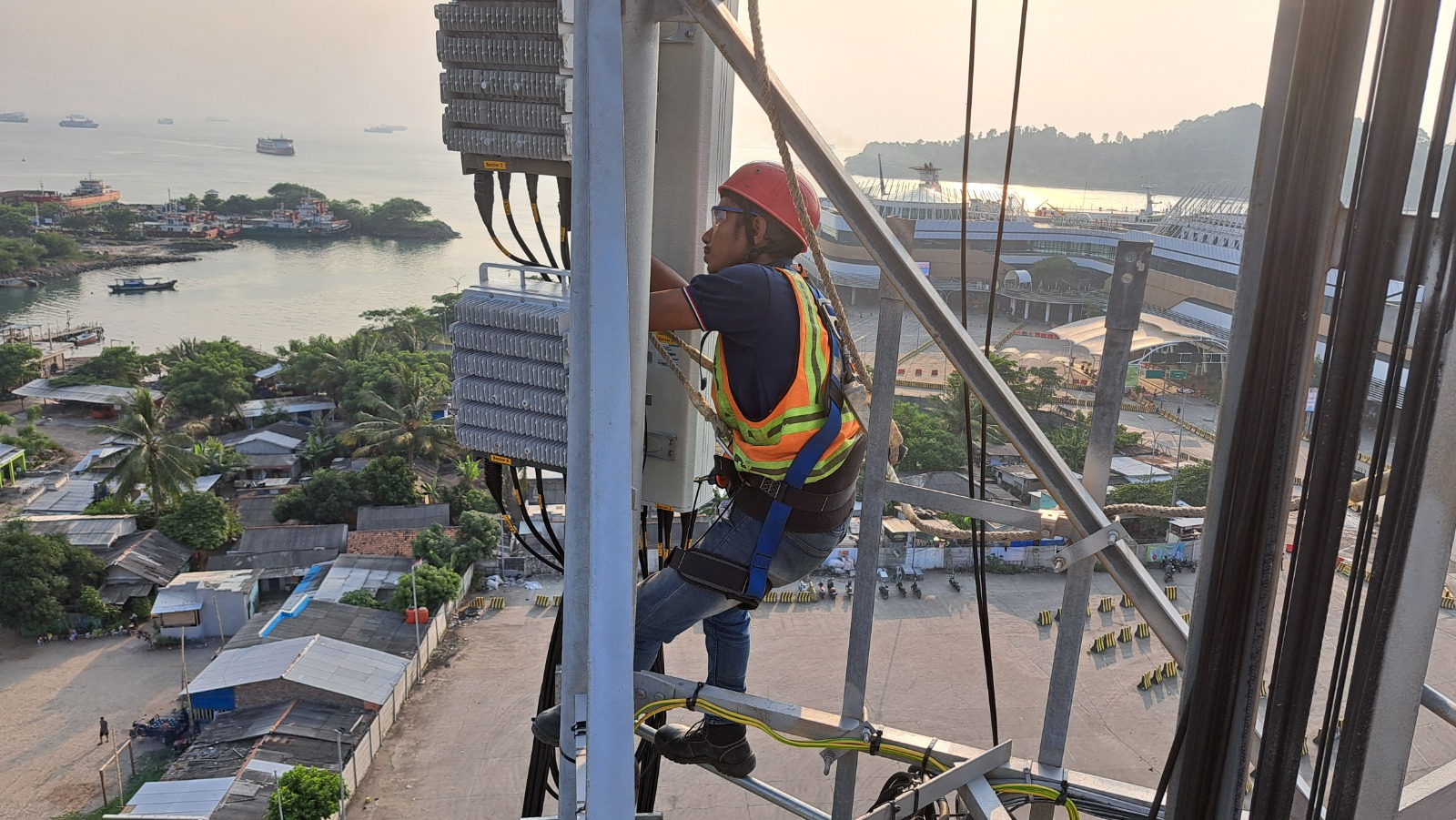 Salah satu teknisi XL di Banten tengah melakukan pekerjaan jaringan, belum lama ini.