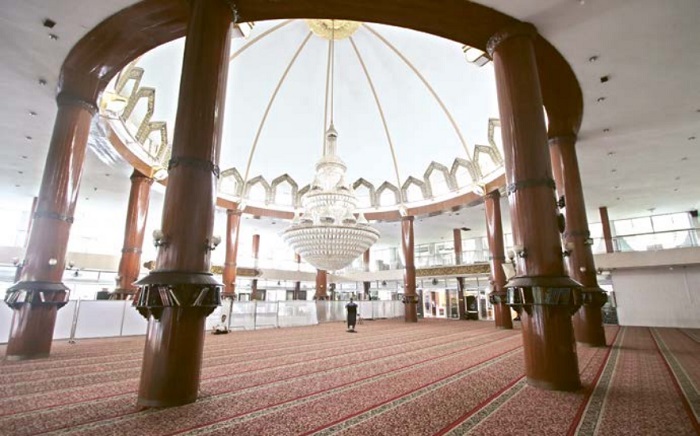 DIBANGUN PEJUANG: Pilar Masjid Sabilillah masih kokoh meski dibangun pada 1968. Total ada 17 pilar, melambangkan tanggal kemerdekaan Indonesia.
