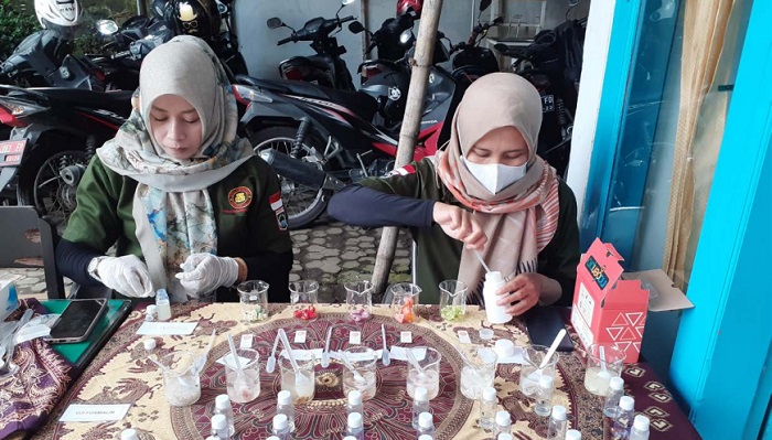 BERBAHAYA:  Dua petugas  dari Dinas  Ketahanan  Pangan  (DKP)  Kabupaten  Malang  melakukan  pengujian  sampel  makanan  di Pasar  Dampit  kemarin.