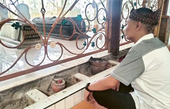 KHUSYUK: Seorang peziarah berdoa di Makam Mbah Mbatu, Desa Bumiaji, Kota Batu, kemarin.