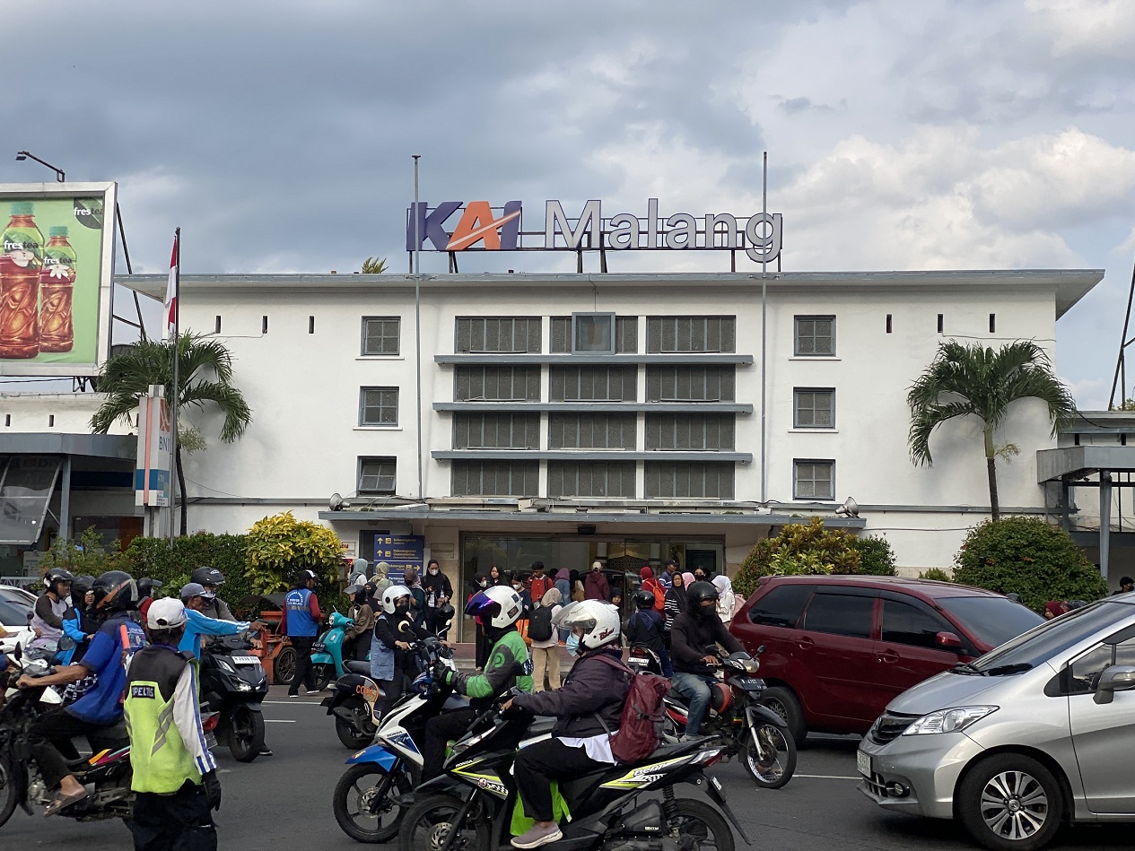 Kondisi Lalin di depan Stasiun Malang Kota Baru. (Muhammad Farel)
