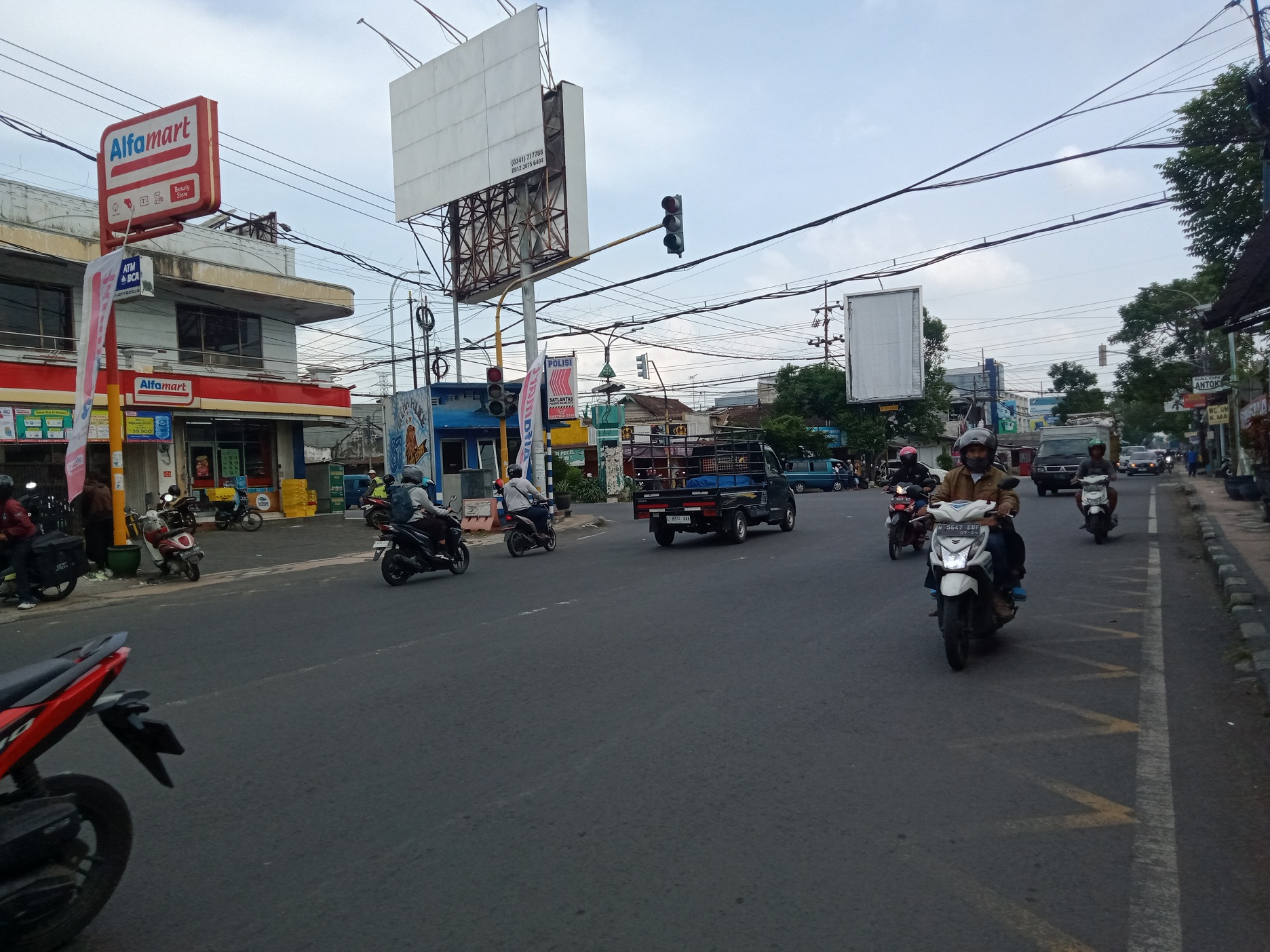 Kondisi Lalin di  simpang tiga Kacuk hari ini (5/4). (Jihan Faizah)