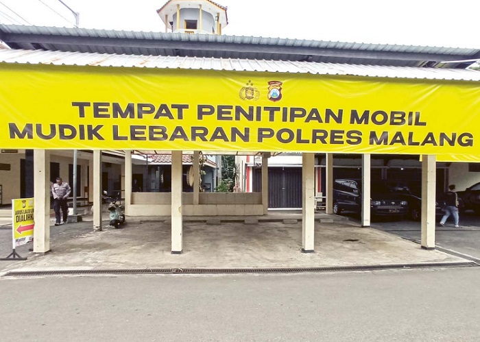ANTISIPASI CURANMOR: Sebagian area di Mapolres Malang difungsikan sebagai tempat penitipan kendaraan warga Malang yang mudik Lebaran.