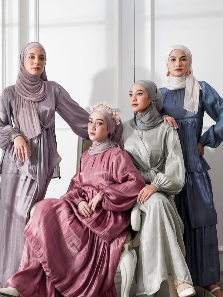 Model memakai baju berbahan shimmer. (pinterest)
