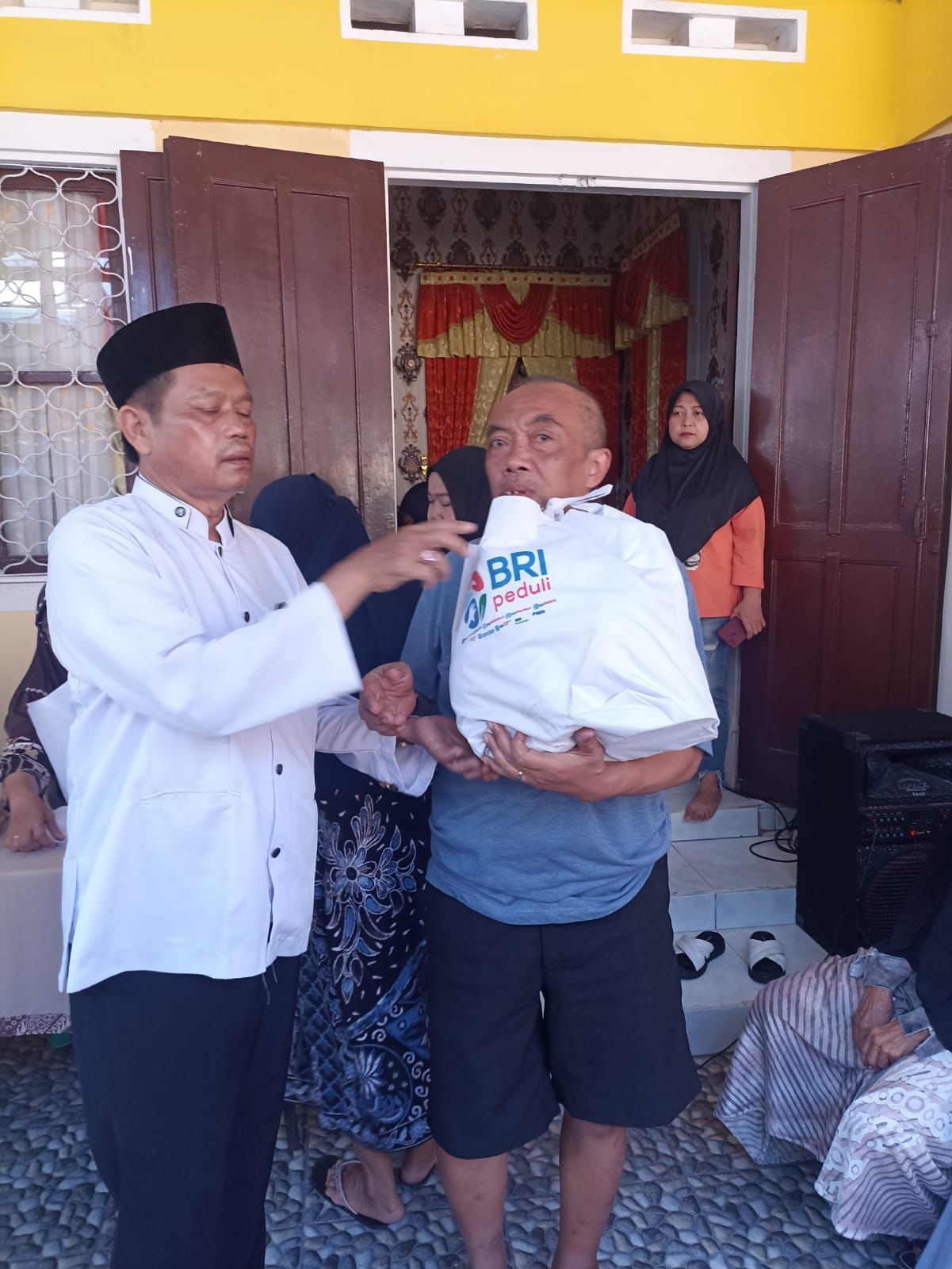 BERBAGI: Salah satu penerima santunan dari acara Berbagi Bahagia Bersama BRI Group yang digelar oleh BRI Regional Office Malang. Acara ini merupakan perwujudan komitmen dan kepedulian BRI untuk hadir