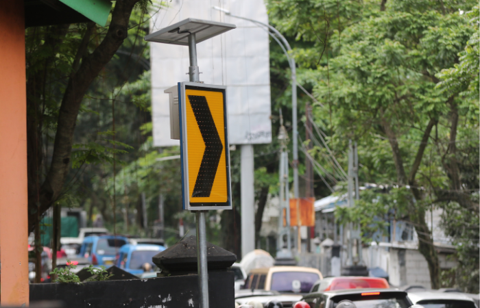 DIPASANG BERTAHAP: Rambu lalu lintas bertenaga solar cell sudah terpasang di Jalan Majapahit. Rambu serupa juga dipasang di Jalan Bromo.