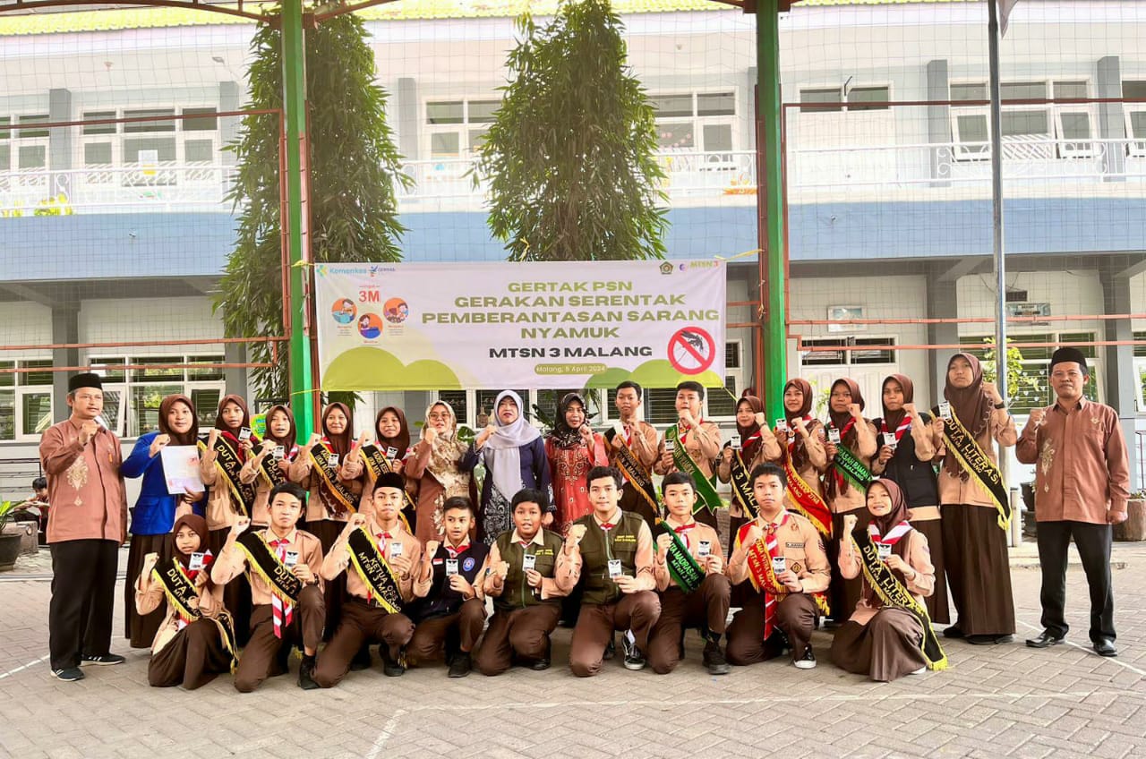 CEGAH DBD : GERTAK PSN di madrasah bersama kepala madrasah, guru, para Duta dan OSIS MTsN 3 Malang.