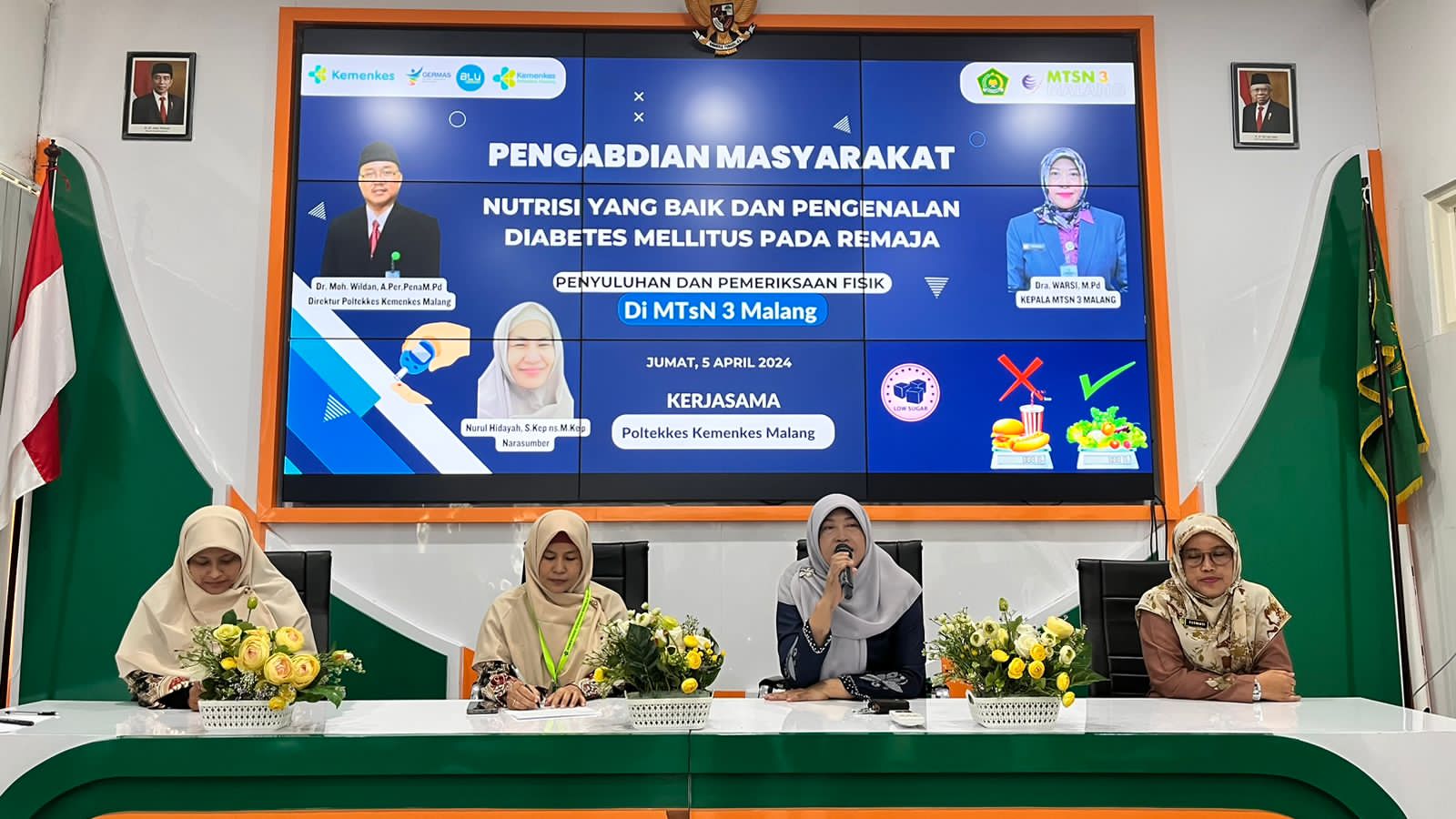 KOLABORASI : Kepala MTsN 3 Malang Dra Hj. Warsi MPd (dua kanan) membuka acara bersama Poltekes Malang, Jum