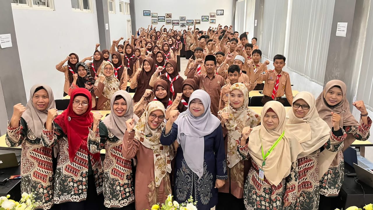 KOMPAK : Foto bersama warga madrasah saat penyuluhan nutrisi baik dan pengenalan diabetes militus pada remaja.