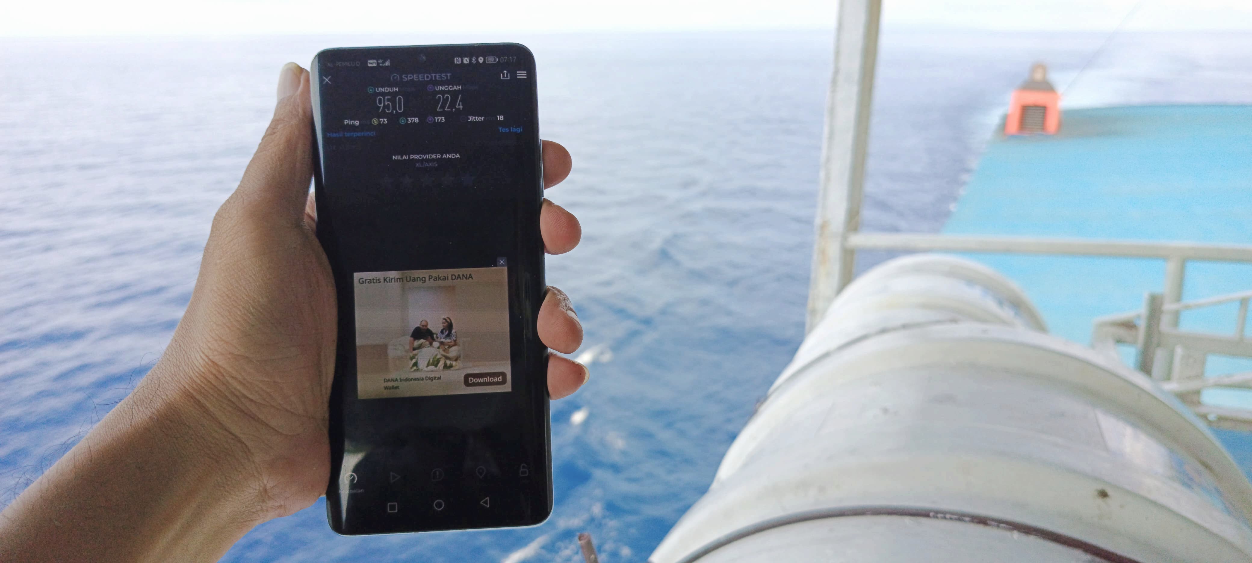 XL Mudik : Teknisi XL Axiata sedang melakukan test jaringan layanan data selama penyeberangan  laut dari Pelabuhan Padang Bai,  Karangasem, Bali menuju Pelabuhan Lembar, Lombok Barat, NTB