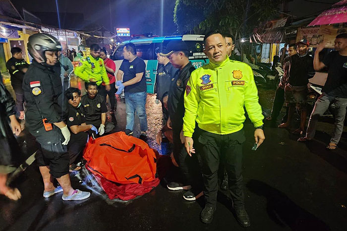 Petugas lantas Polresta Malang Kota di lokasi kecelakaan Jalan Ki Ageng Gribig. Satu perempuan tewas dalam kejadian