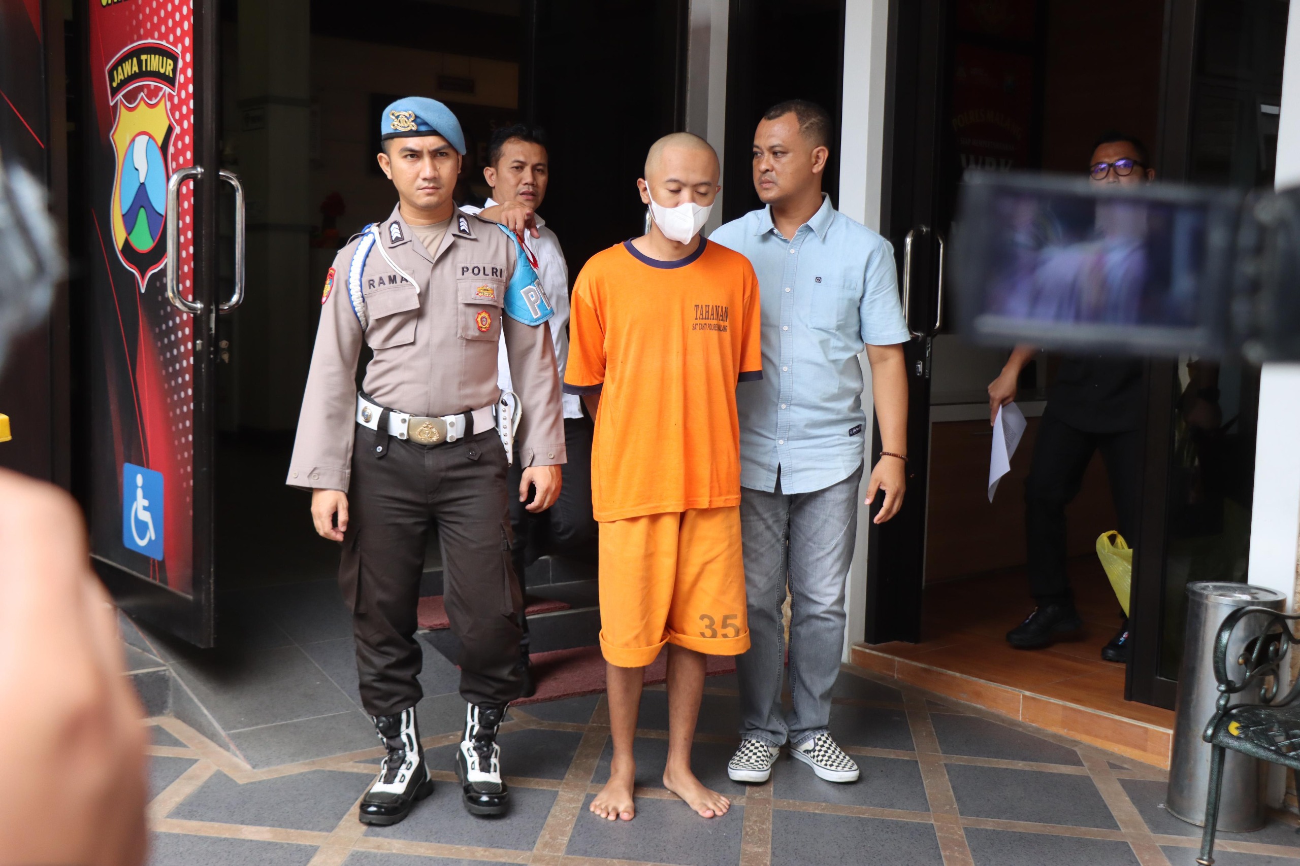 Tersangka pembunuhan Gunung Katu Wagir Kabupaten Malang digelandang petugas Polres Malang
