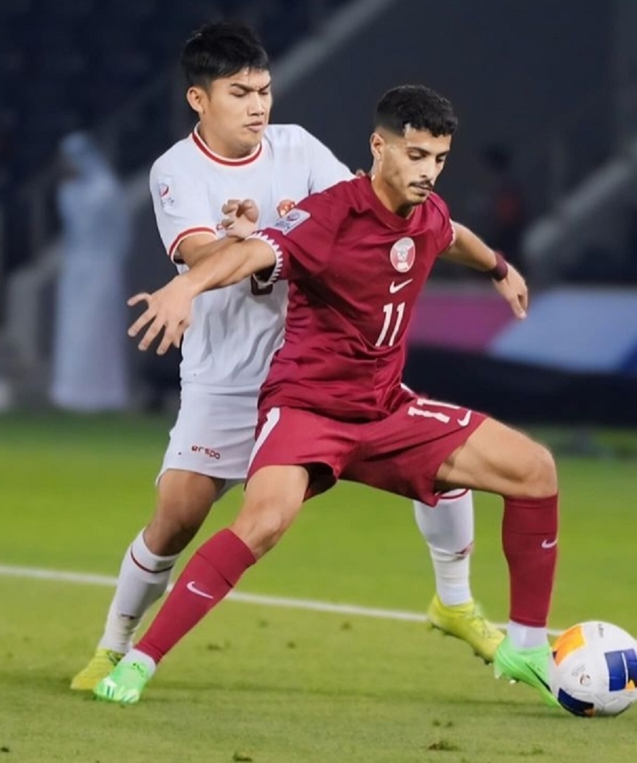 Momen Witan Sulaiman (kiri) berebut dengan pemain Qatar U-23 pada Senin malam (15/4). (Instagram AFC Cup)