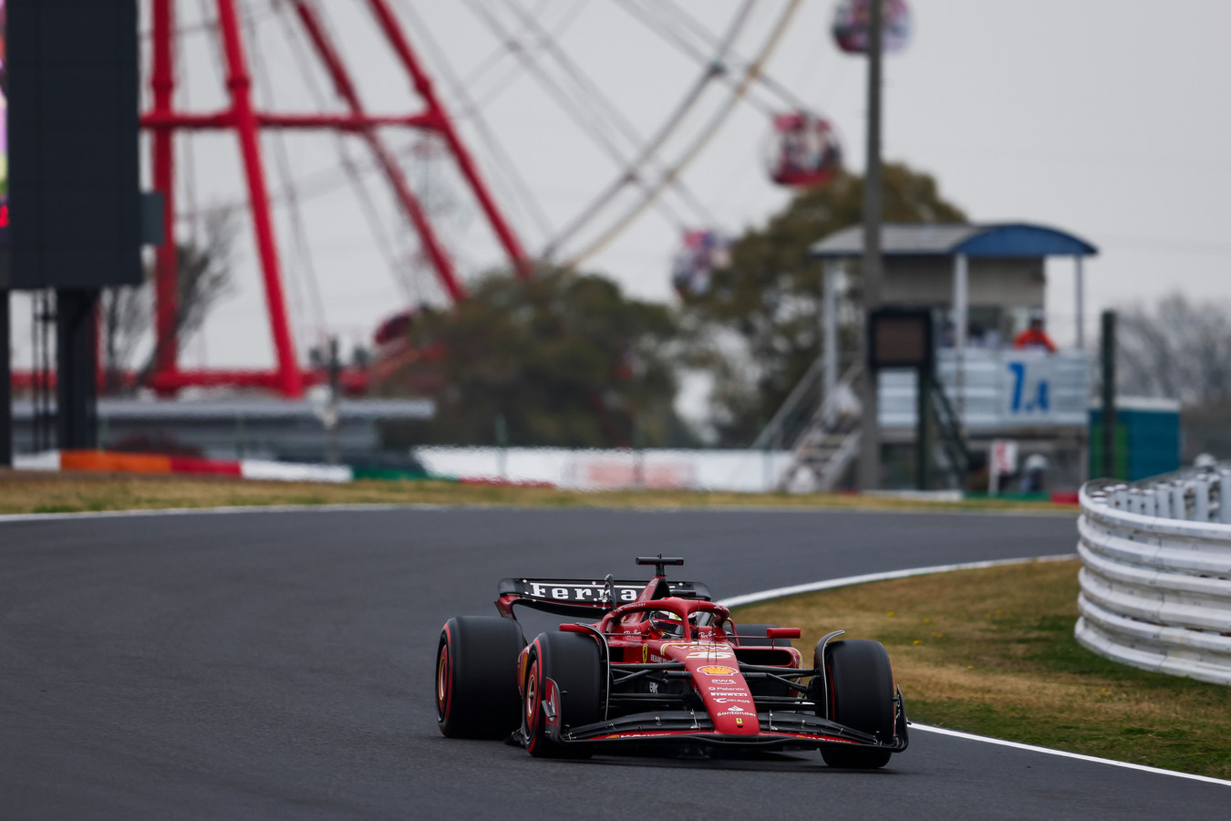 Carlos Sainz Jr melakukan latihan bebas di Sirkuit Suzuka. (Scuderia Ferrari)