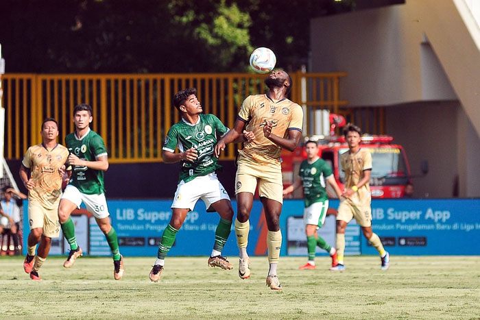 Charles Lokolingoy mendapat pengawalan ketat dari full back kanan PSS Sleman Ibrahim Sanjaya. Tak ada sumbangan gol dari Lokolingoy di laga kemarin.