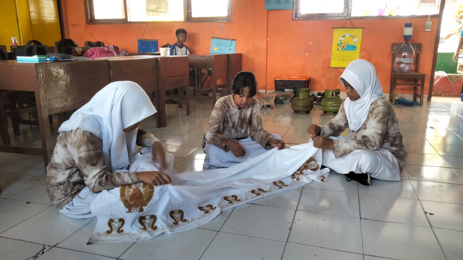 KHAS KABUPATEN MALANG: Siswa-siswi SDN Sengguruh belajar membatik. Mereka sudah memakai seragam batik motif garudeya.