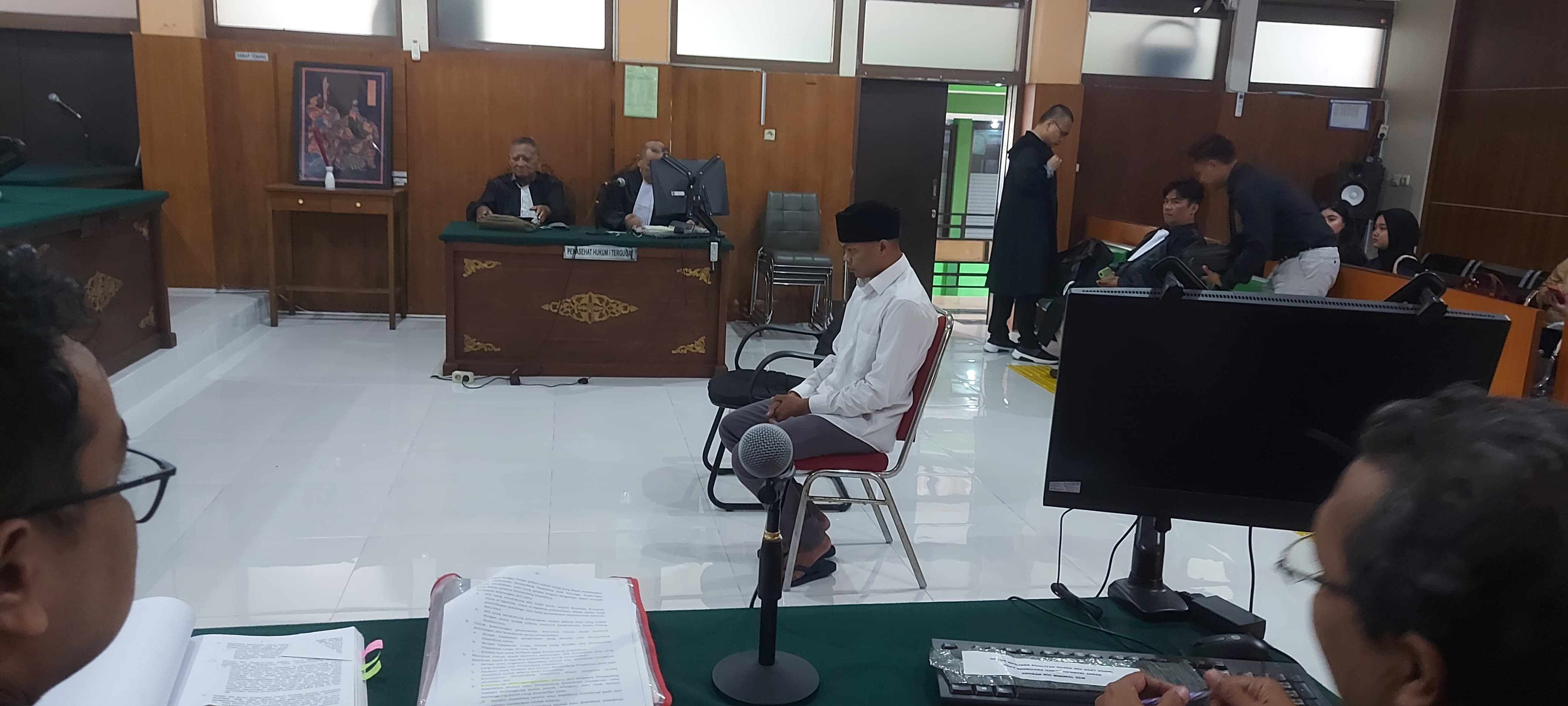 Bendil (baju putih) menjalani pleidoi di Pengadilan Negeri (PN) Malang kemarin.