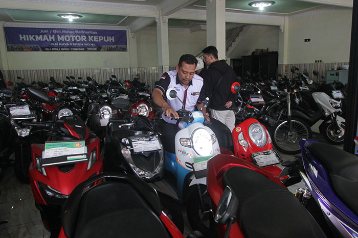 Dealer motor bekas banyak dikunjungi calon pembeli pasca-Lebaran. Seperti terlihat di salah satu dealer di Kecamatan Sukun, kemarin.
