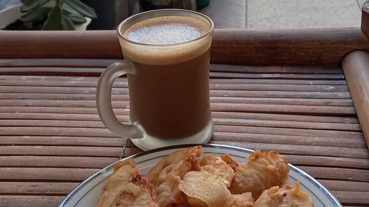 Ilustrasi kopi dengan makanan pendamping. (Pinterest)