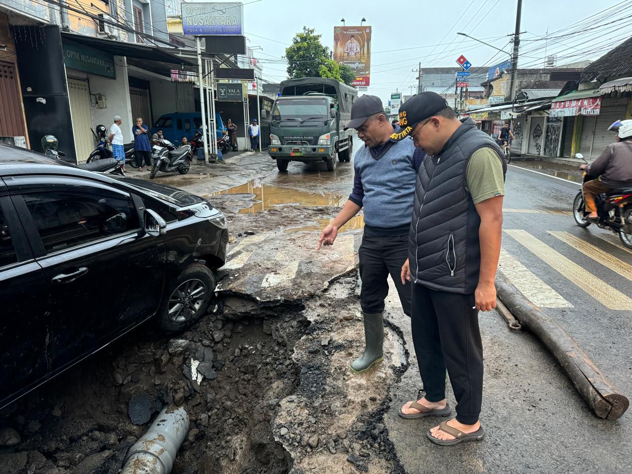 Plt Dirut Perumda Air Minum (PDAM) Tugu Tirta Kota Malang Handi Priyanto merespon cepat penanganan pipa bocor di Ranugrati Sawojajar