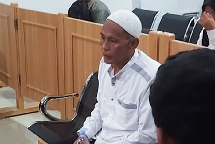 Arifin (memakai peci) menjalani persidangan di Pengadilan Negeri (PN) Kepanjen kemarin siang (18/4).