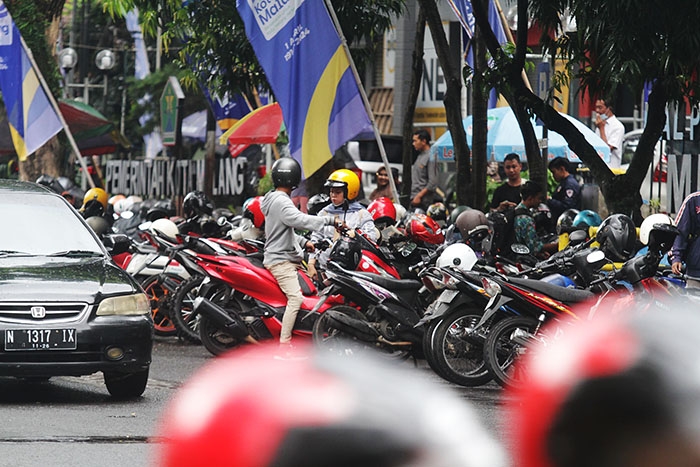 DAPAT PERHATIAN: Parkir di depan Alun-Alun Mal sering menimbulkan kemacetan pada jam-jam tertentu. Pemkot Malang segera mengatasinya dengan memberi pembatas khusus.