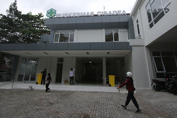 Aktivitas di gedung baru Puskesmas Cisadea kemarin siang.