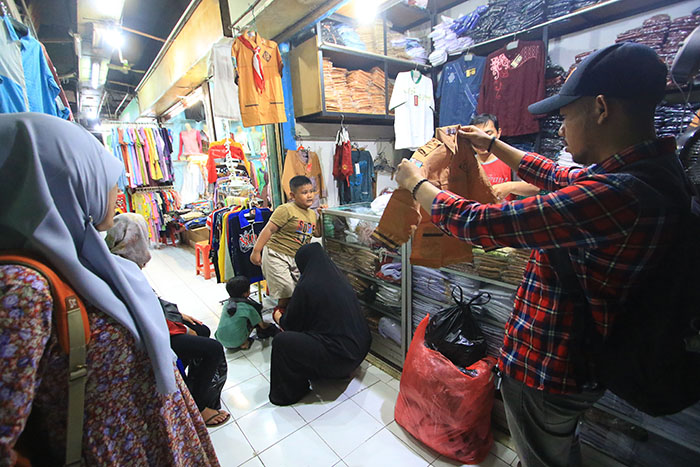 Orangtua sedang memilih seragam untuk anak di Pasar Besar Malang. Disdikbud menyediakan jatah 3000 setel seragam gratis