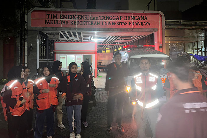 Tim Emergensi dan Tanggap Bencana Fakultas Kedokteran Universitas Brawijaya dikirim ke kaki gunung Semeru paska bencana longsor