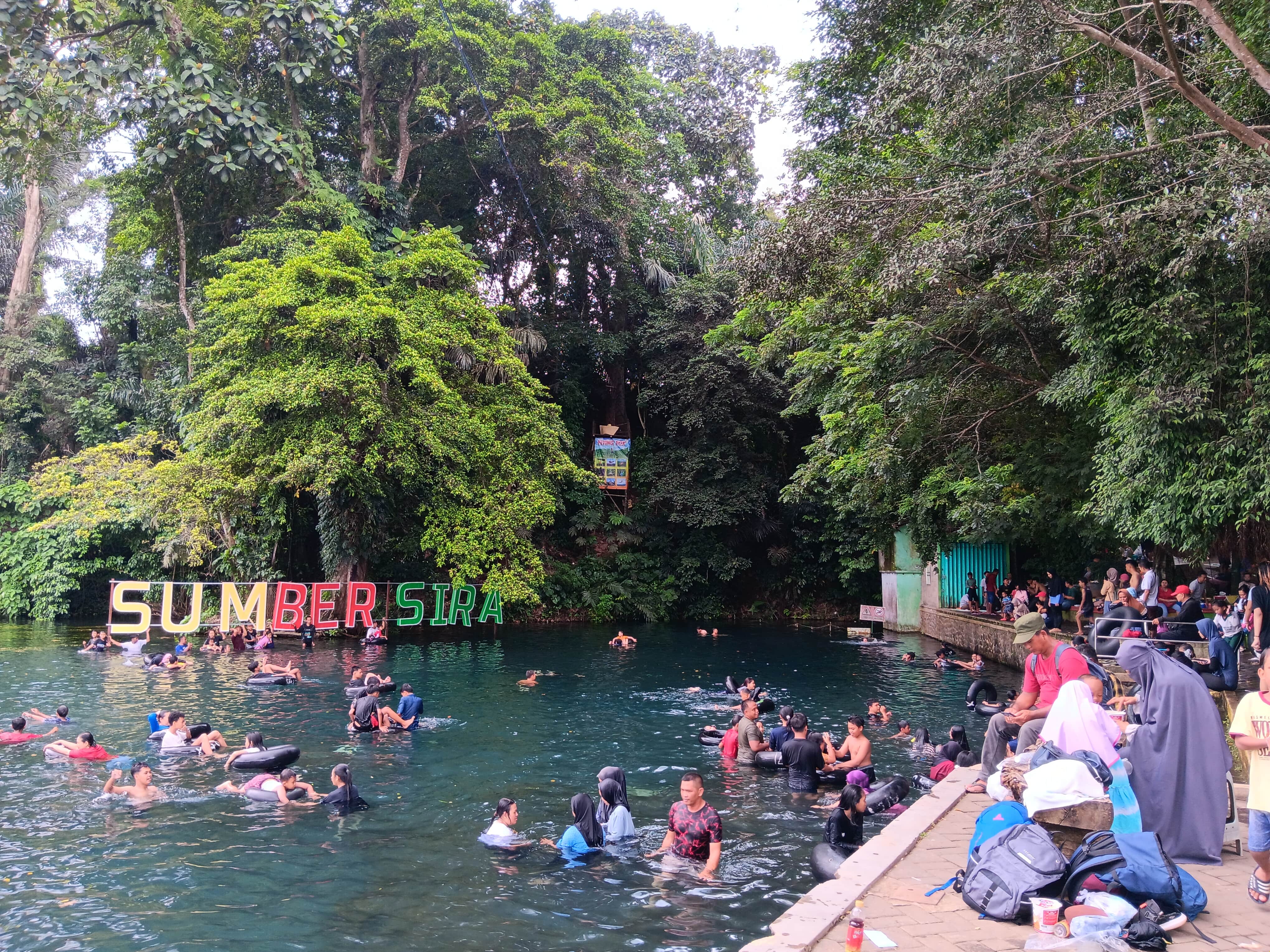 BERJUBEL: Wisatawan memadati objek wisata Sumber Sira di Gondanglegi, Malang.