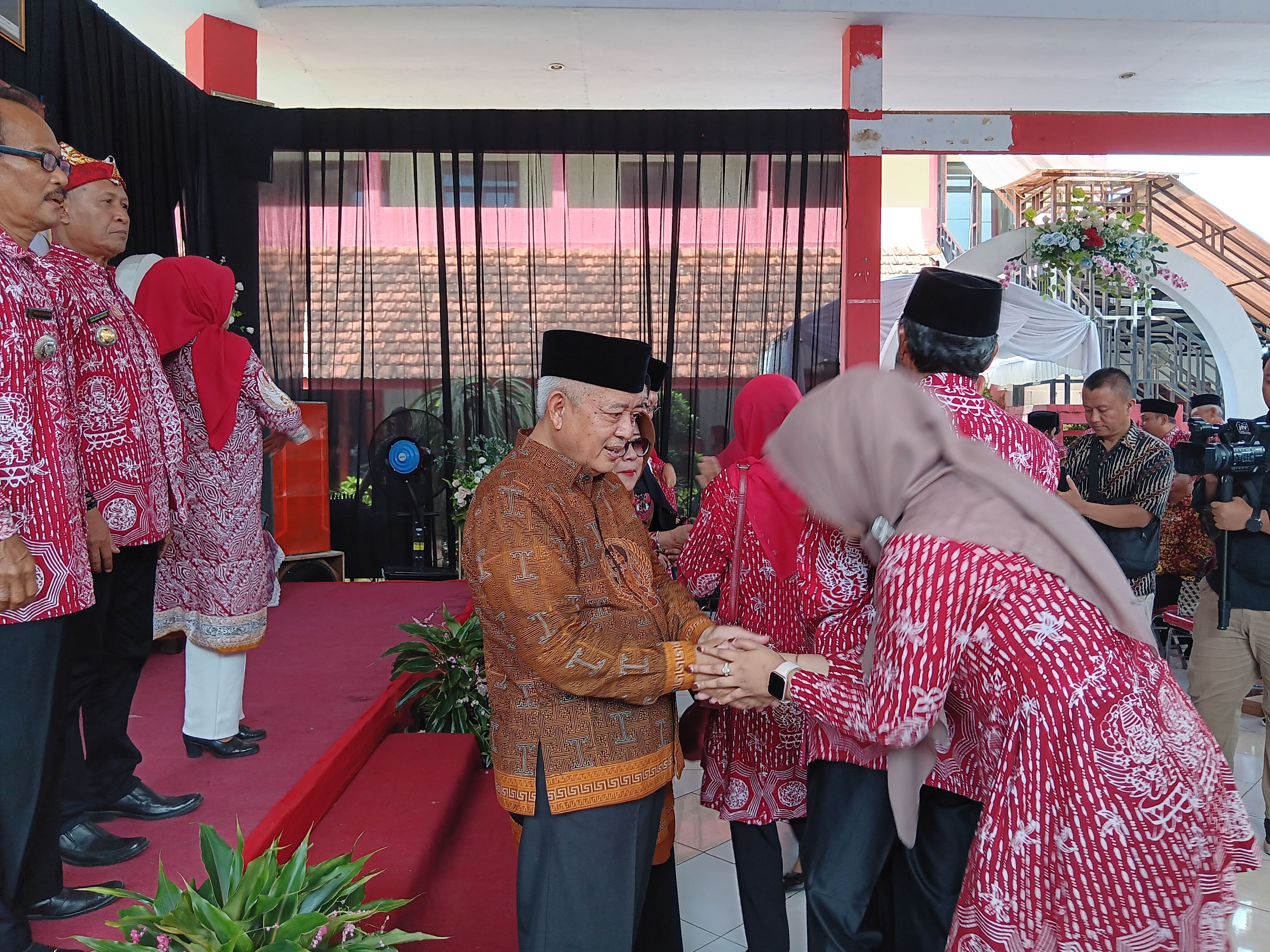 HALALBIHALAL TERAKHIR: Bupati Malang H M. Sanusi menyalami para kepala desa yang hadir di kantor Kecamatan Kromengan kemarin (19/4).