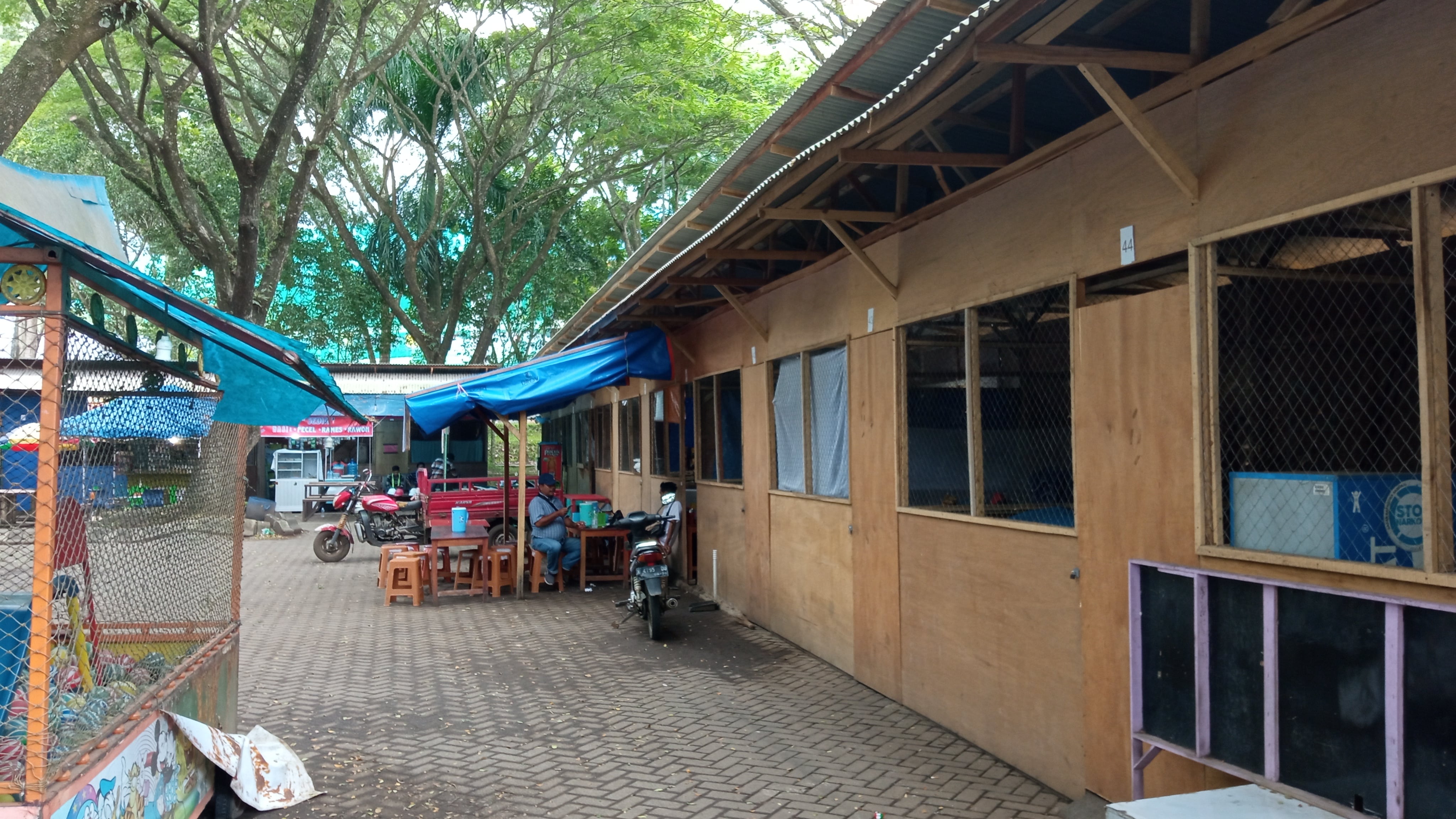 TERDAMPAK RENOVASI: Beberapa kios di area relokasi yang disediakan untuk pedagang Stadion Kanjuruhan tutup kemarin (19/4). Mereka mengeluhkan sepinya pembeli.