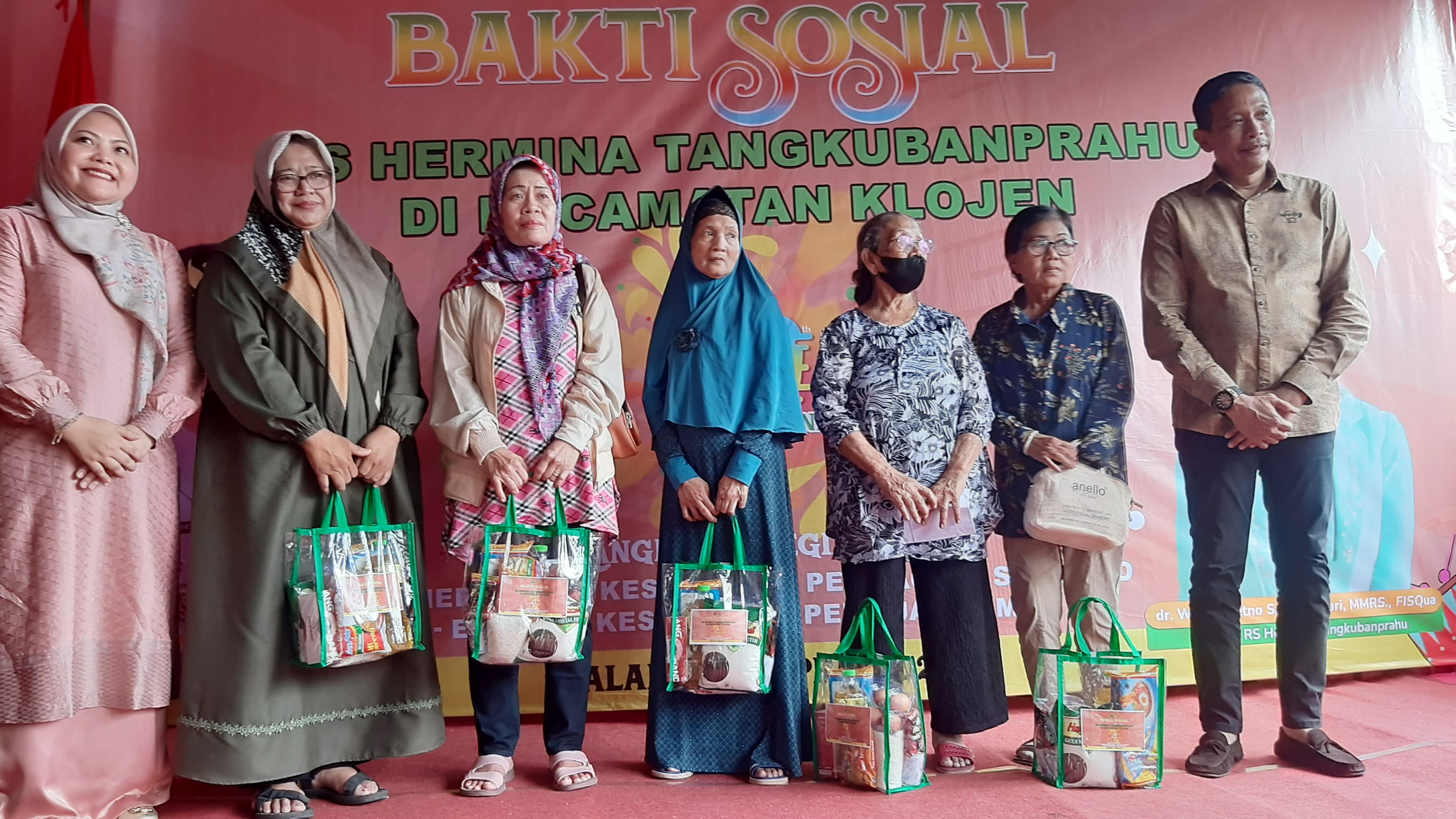 PAKET SEMBAKO : Perwakilan warga Kecamatan Klojen menerima paket sembako