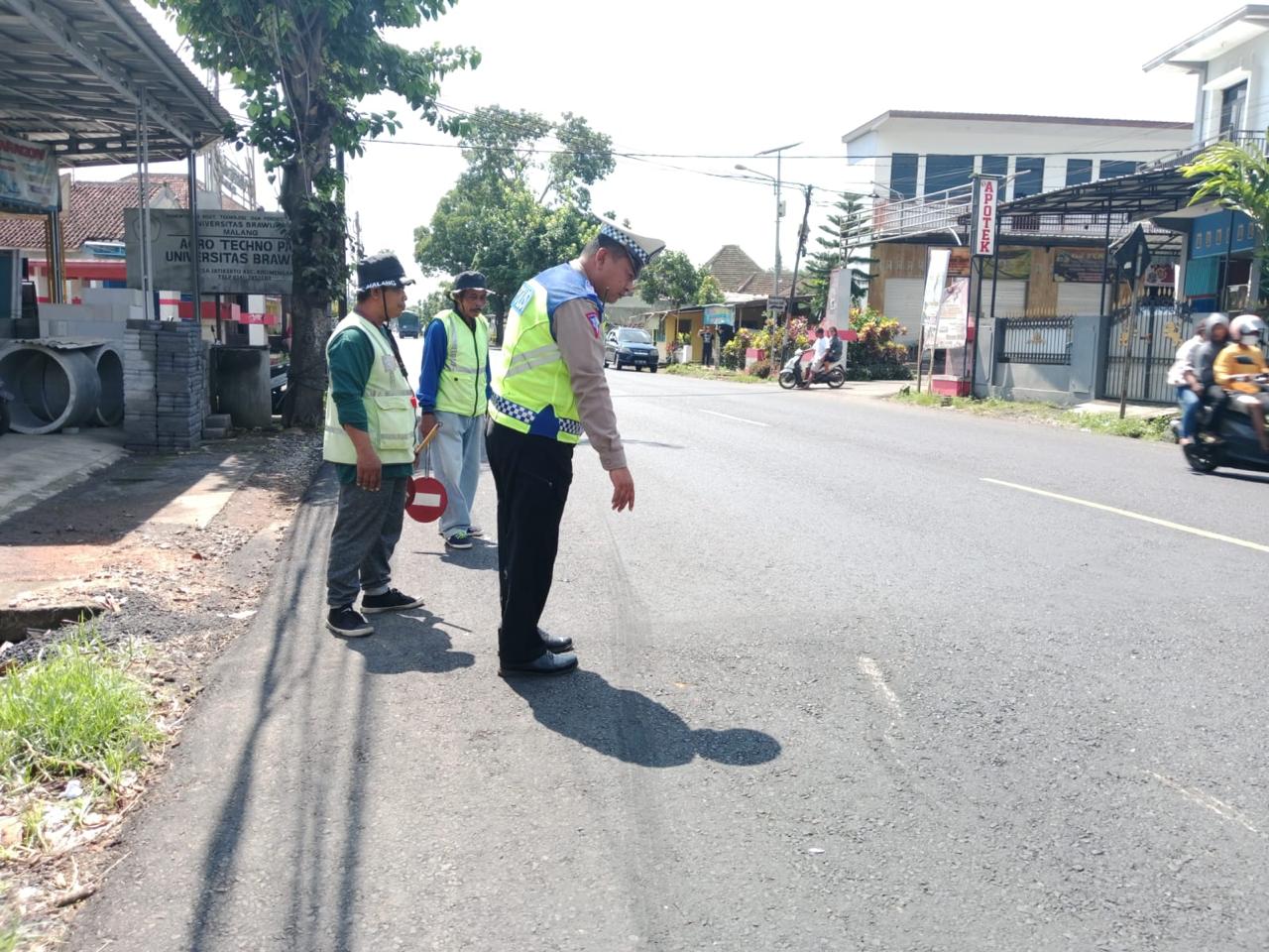 Polisi melakukan olah TKP saat terjadi kecelakaan di Jalan Jatikerto, Kecamatan Kromengan.