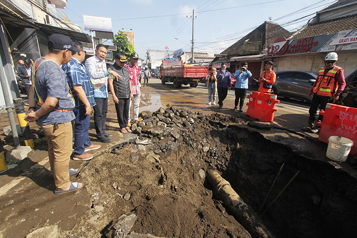 PJ Wali Kota Malang Wahyu Hidayat meninjau jalan ambles akibat pipa bocor di Jalan Ranugrati kemarin (19/4).