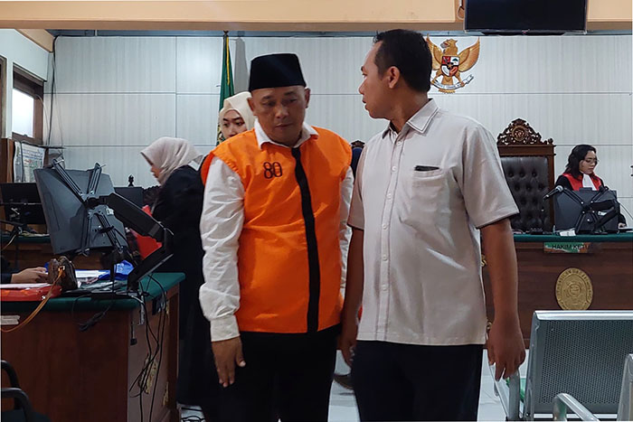 NGANDANG KALI KEDUA: Rudy Hari Susanto melangkah keluar ruang sidang setelah dijatuhi hukuman 18 bulan penjara oleh majelis hakim Pengadilan Negeri Malang kemarin