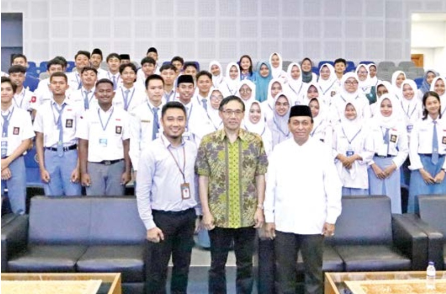 Rektor UM Prof Dr Hariyono MPd (depan, tengah) berfoto bersama dengan 60 pelajar peraih golden ticket UM jalur mandiri prestasi di Aula lantai 9 GKB A20 Jumat (19/4) lalu.