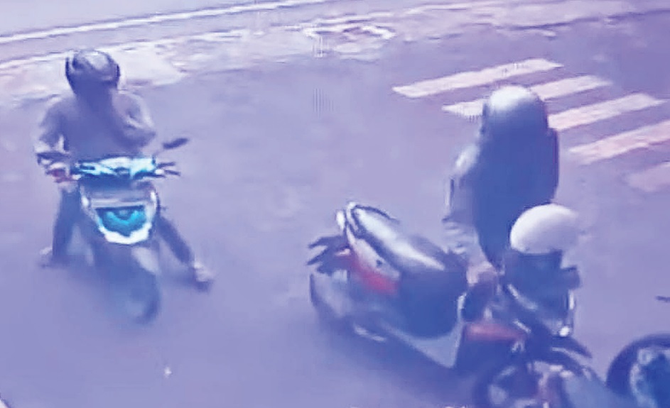 CURANMOR: Aksi pelaku pencurian motor di depan minimarket Desa Klampok, Kecamatan Singosari, Kabupaten Malang terekam CCTV.